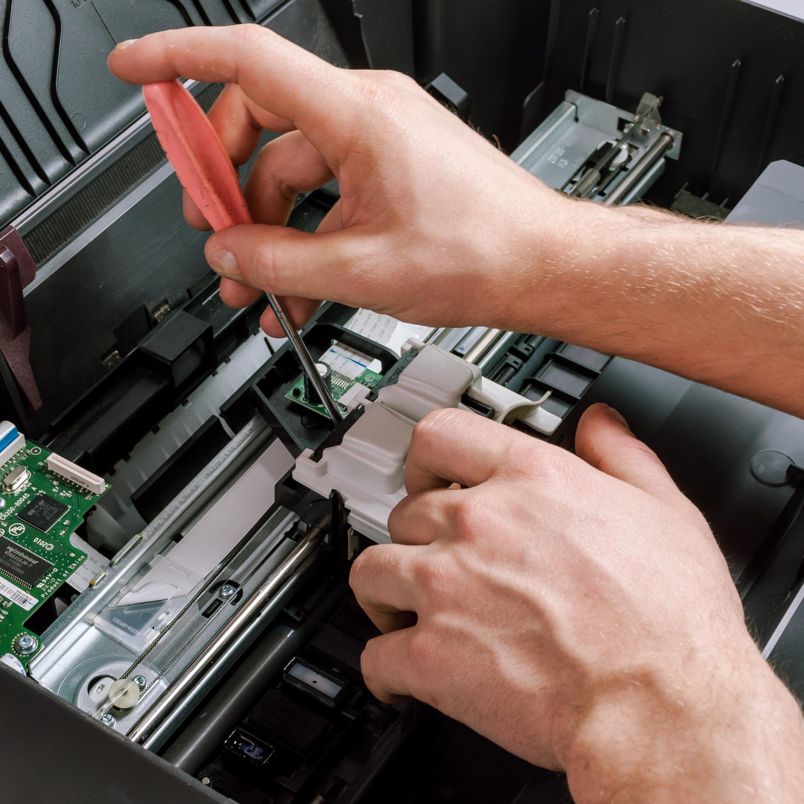 Técnico realizando assistência em impressora